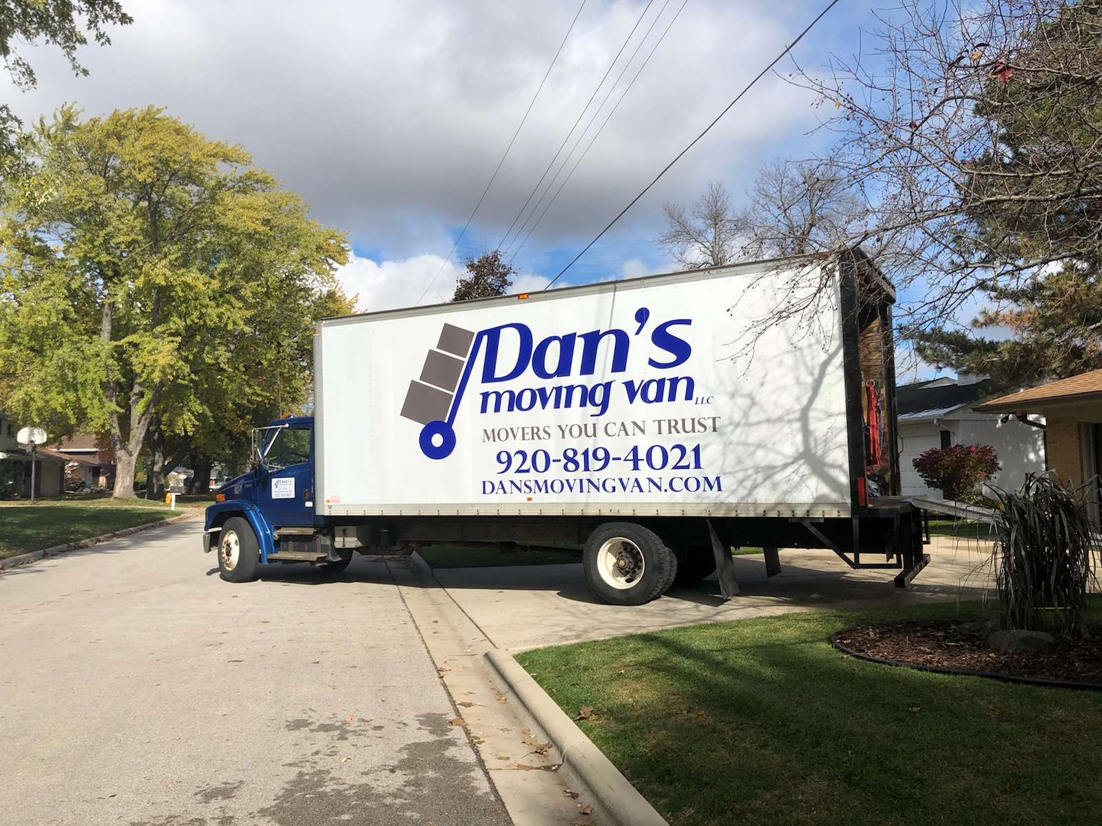 Dan's Moving Van, LLC Logo